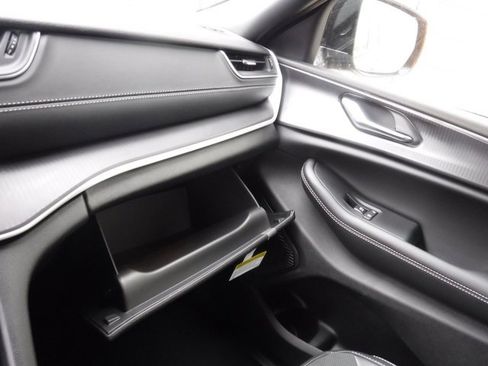 New 2025 Jeep Grand Cherokee L Altitude image 30