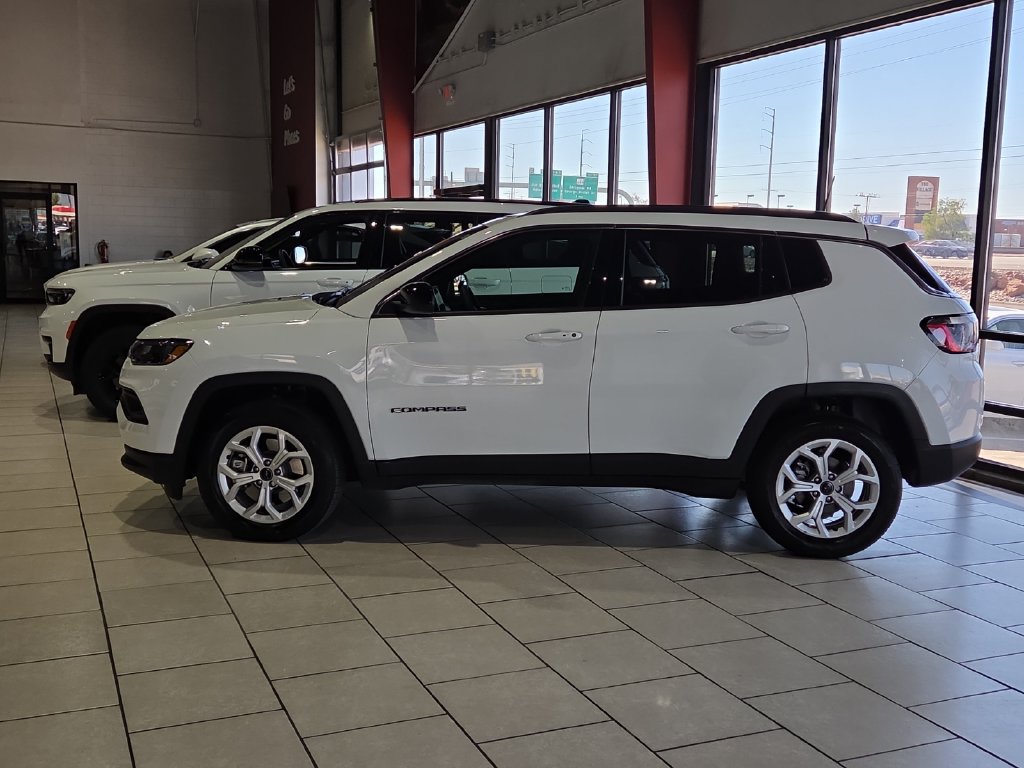 Used 2026 Jeep Compass Latitude AWD/4WD image 2