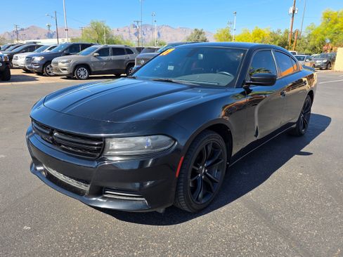 Used 2017 Dodge Charger SE w/ Blacktop Package RWD image 1