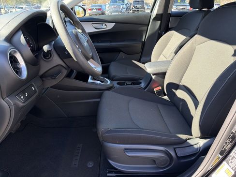 Used 2024 Kia Forte LXS w/ LXS Technology Package image 9