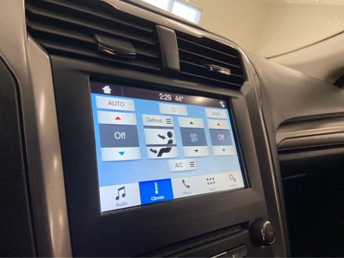 Used 2018 Ford Fusion SE w/ Fusion SE Technology Package image 24