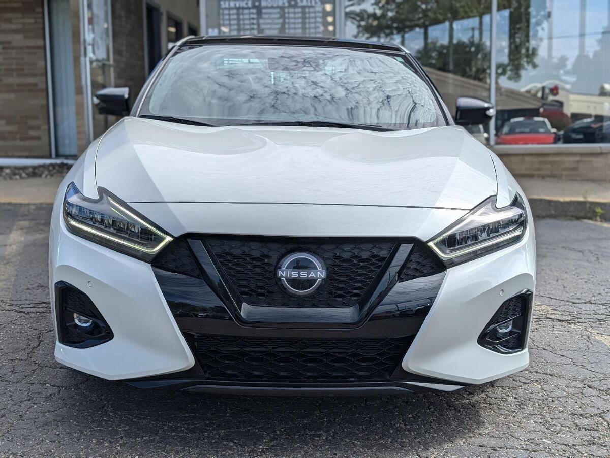 Used 2023 Nissan Maxima SR w/ Sport Mat Group FWD image 3