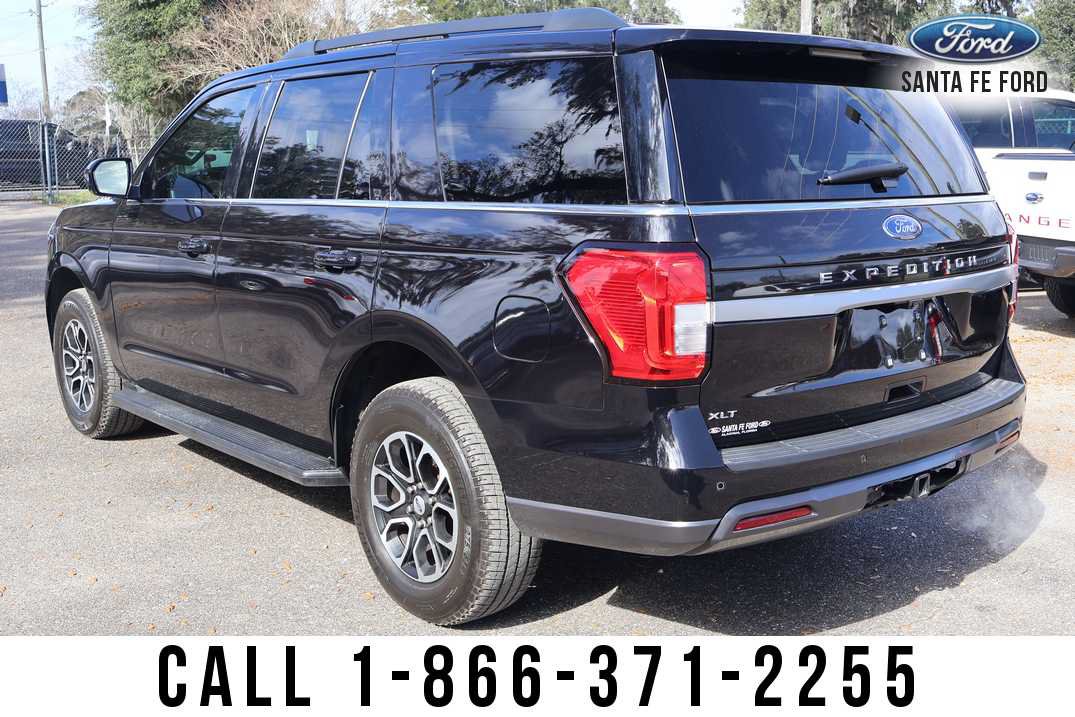 Used 2024 Ford Expedition XLT RWD image 3