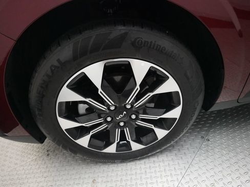 Used 2024 Kia Carnival EX FWD image 28