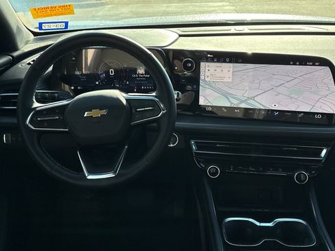 Used 2025 Chevrolet Traverse LT w/ Driver Confidence Package image 8