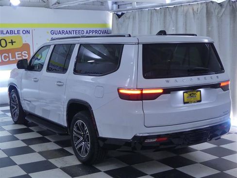 Used 2024 Jeep Wagoneer L Series II w/ Flexible Seating Group AWD/4WD image 5