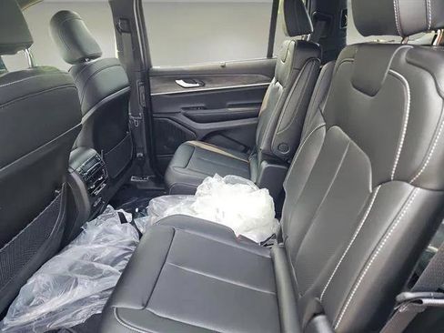 Certified 2025 Jeep Grand Cherokee L Limited w/ Luxury Tech Group II image 21