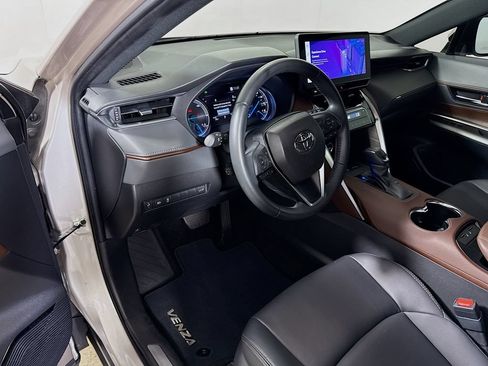 Used 2024 Toyota Venza XLE AWD/4WD image 9