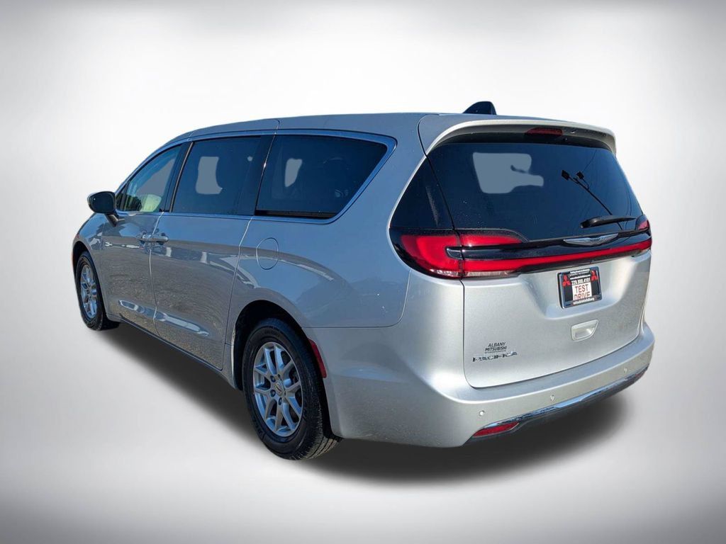Used 2023 Chrysler Pacifica Touring-L FWD image 5
