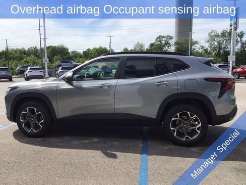 Used 2025 Chevrolet Trax LT FWD image 11