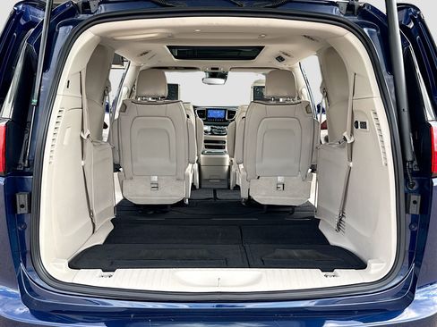 Used 2017 Chrysler Pacifica Limited w/ UConnect Theater Package FWD image 7