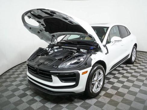 Certified 2025 Porsche Macan image 34