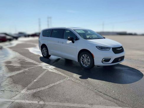 New 2026 Chrysler Pacifica Limited image 16