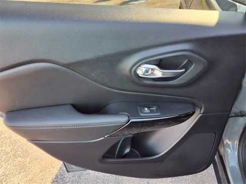 Used 2023 Jeep Cherokee Altitude Lux image 77