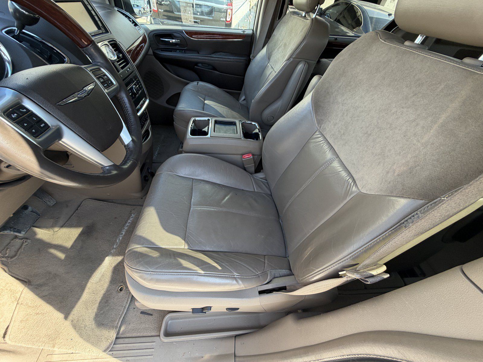 Used 2013 Chrysler Town & Country Limited FWD image 13