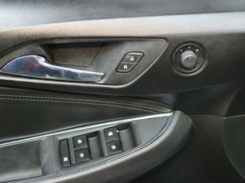 Used 2018 Chevrolet Cruze Premier FWD image 16