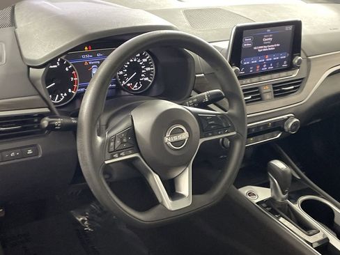 Used 2024 Nissan Altima 2.5 SV image 10