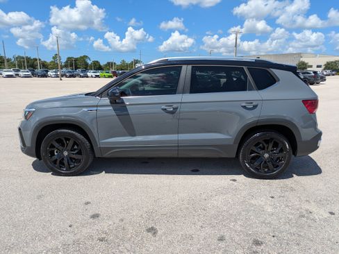 Used 2024 Volkswagen Taos SE w/ Panoramic Sunroof Package FWD image 7