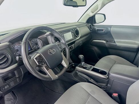 Used 2017 Toyota Tacoma SR5 w/ Tow Package RWD image 9