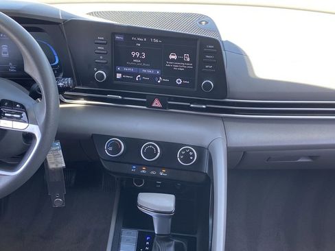 Certified 2025 Hyundai Elantra SE FWD image 14