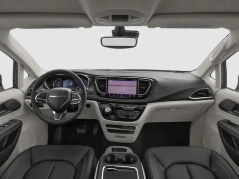 Used 2024 Chrysler Pacifica Limited FWD image 4