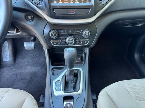 Used 2017 Jeep Cherokee Latitude w/ Comfort/Convenience Group image 39