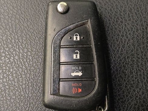 Used 2021 Toyota Camry LE image 32