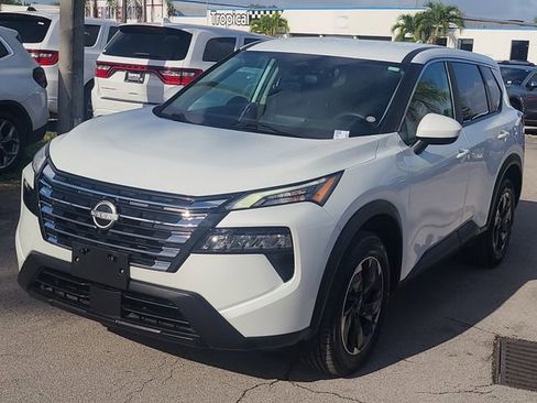 Used 2024 Nissan Rogue SV image 1