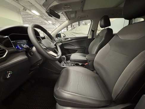 New 2025 Volkswagen Taos SE image 3