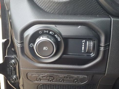Used 2025 Jeep Wrangler Unlimited Rubicon w/ Convenience Group AWD/4WD image 21