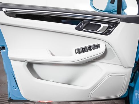 Certified 2023 Porsche Macan image 25