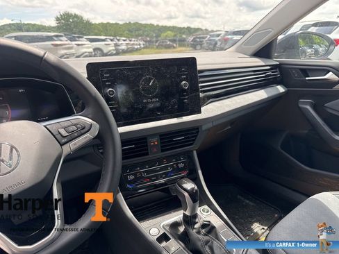 Used 2025 Volkswagen Jetta SE w/ Sunroof Package FWD image 16