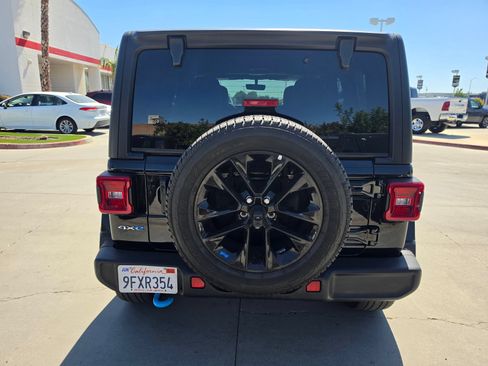 Used 2023 Jeep Wrangler Unlimited Sahara AWD/4WD image 5