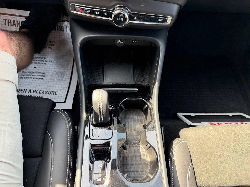 Used 2022 Volvo XC40 T5 R-Design AWD/4WD image 12