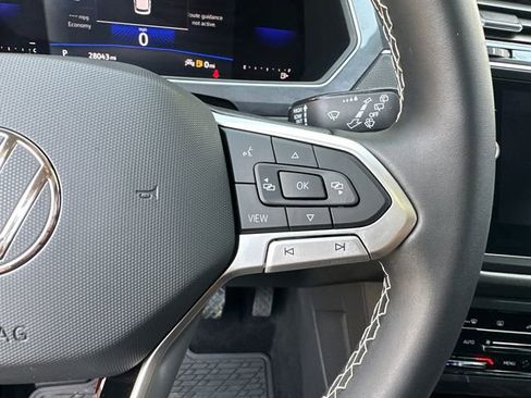 Used 2022 Volkswagen Tiguan SE w/ Panoramic Sunroof Package image 18