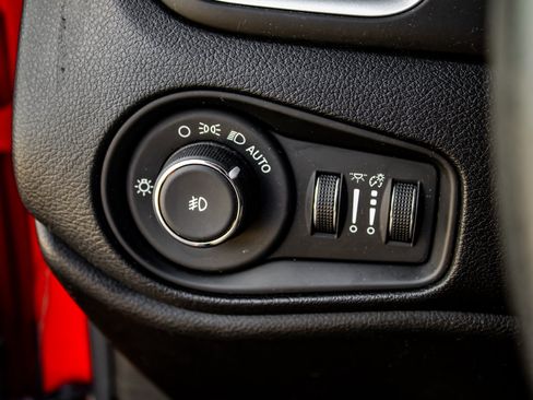 Used 2020 Jeep Renegade Latitude w/ Cold Weather Group AWD/4WD image 35