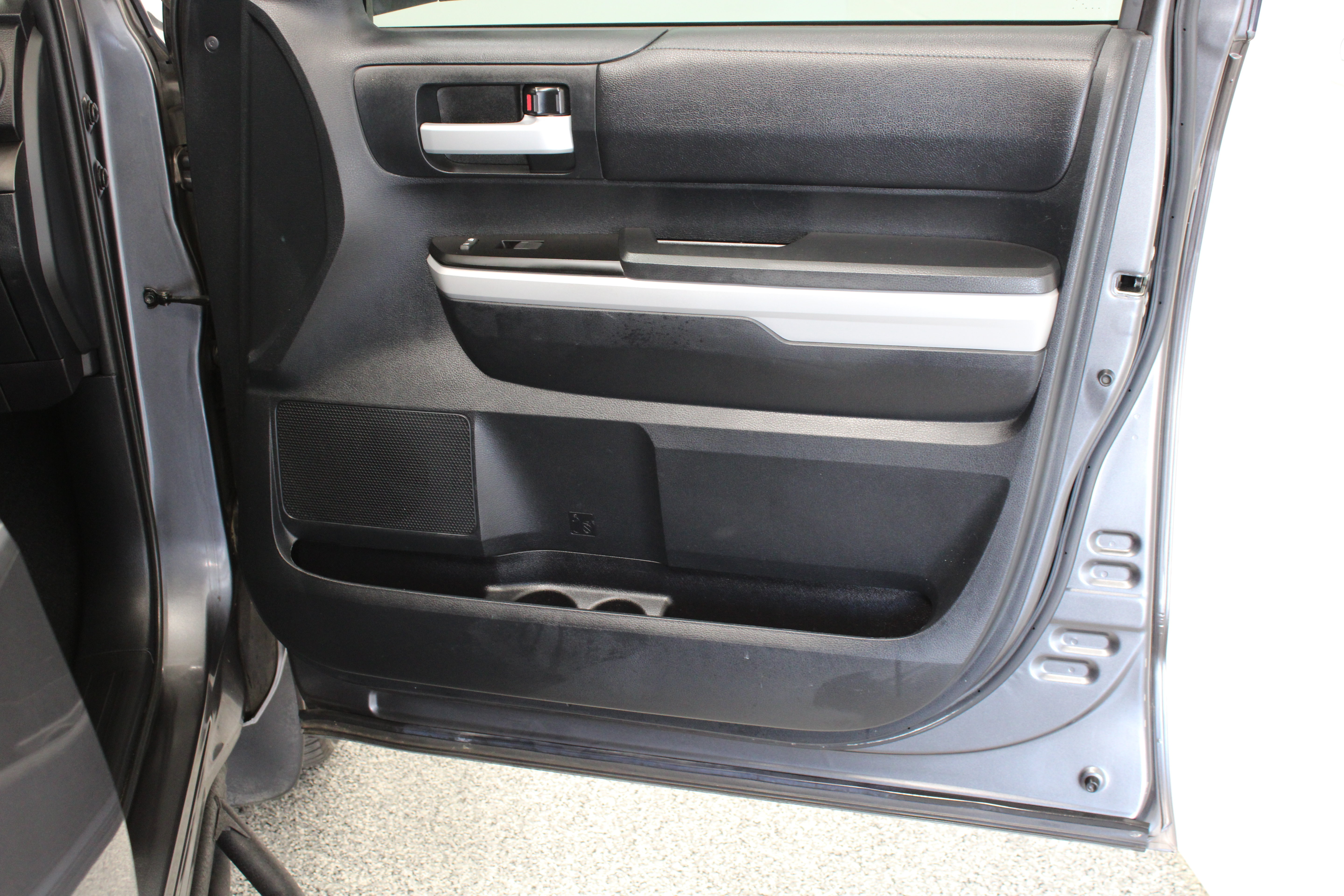 Used 2018 Toyota Tundra SR5 RWD image 32