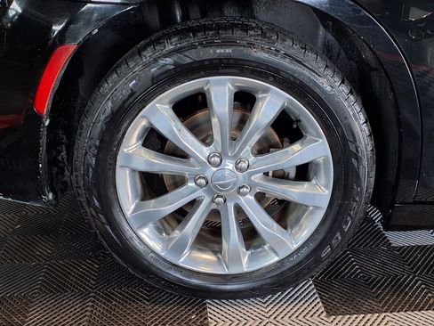 Used 2018 Chrysler 300 Touring AWD/4WD image 7