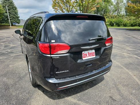 Used 2017 Chrysler Pacifica Touring-L w/ Tire & Wheel Group FWD image 3
