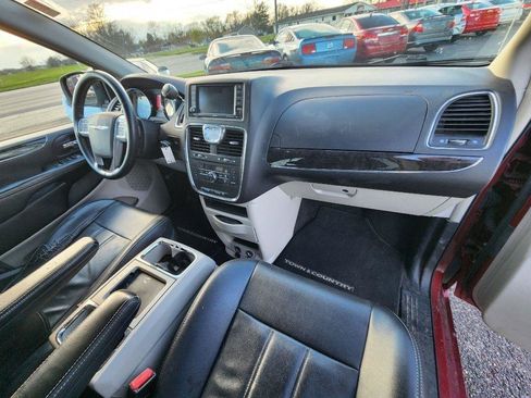 Used 2013 Chrysler Town & Country Touring image 14