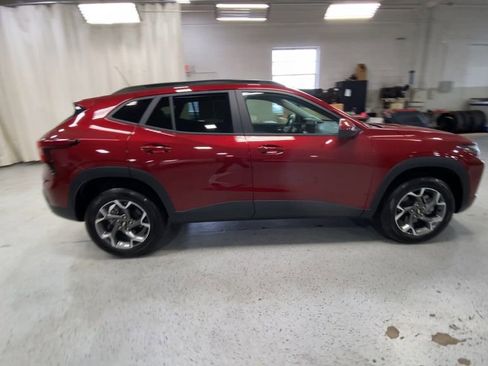Certified 2025 Chevrolet Trax LT w/ Driver Confidence Package FWD image 9