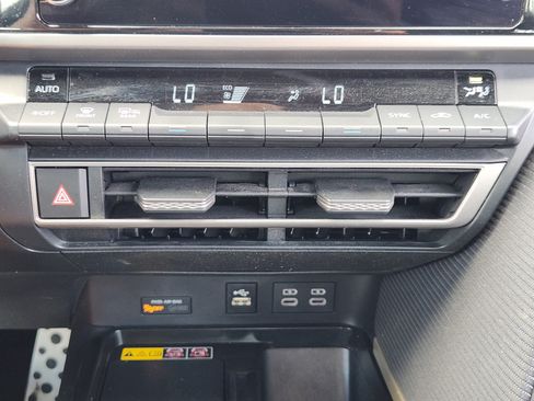 Used 2025 Toyota Camry SE FWD image 20