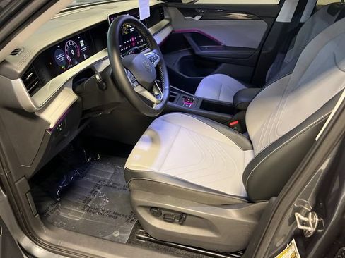 Certified 2025 Volkswagen Tiguan SE FWD image 7