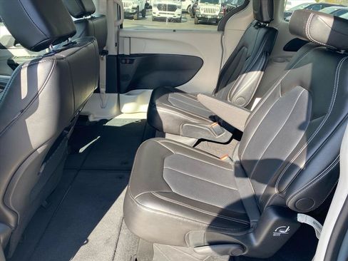 Used 2024 Chrysler Pacifica Touring-L FWD image 21