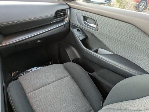 Used 2023 Nissan Rogue SV image 17