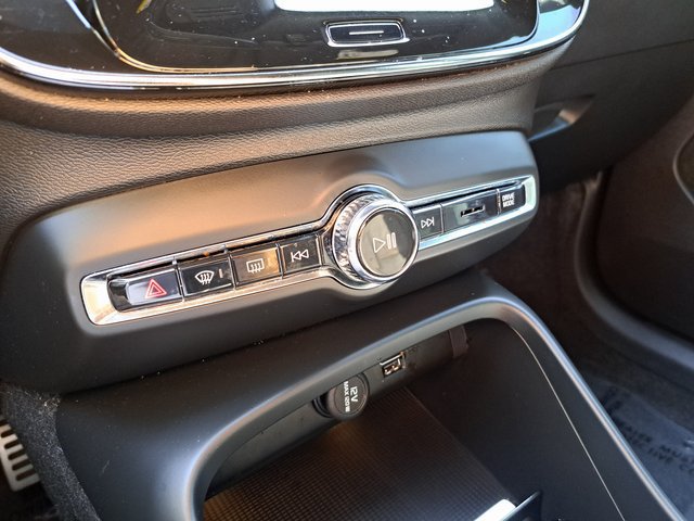 Used 2021 Volvo XC40 T4 R-Design w/ Climate Package FWD image 15
