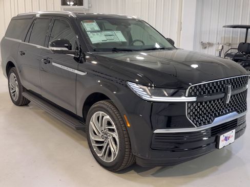 New 2026 Lincoln Navigator L Premier AWD/4WD image 3