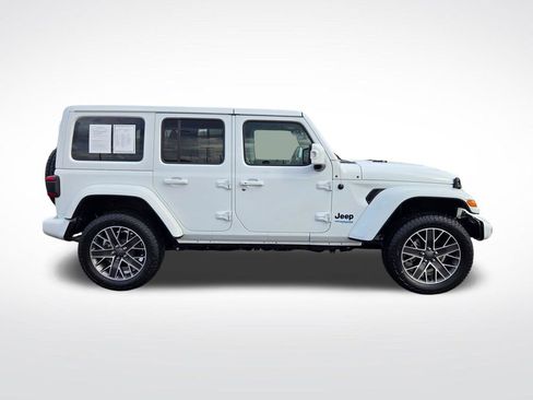 Used 2022 Jeep Wrangler Unlimited Sahara image 2