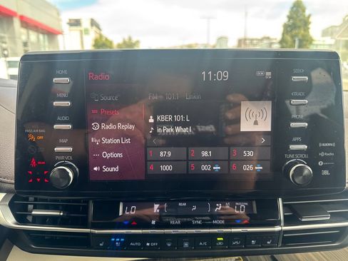 Used 2021 Toyota Sienna Platinum AWD/4WD image 19