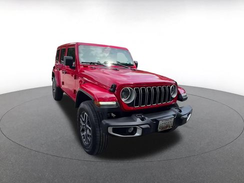 Used 2025 Jeep Wrangler Unlimited Sahara AWD/4WD image 3